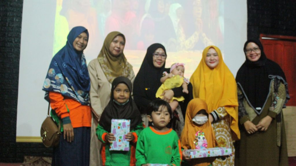Pemberian Hadiah dari Istri Ustd. Syofwatillah-min